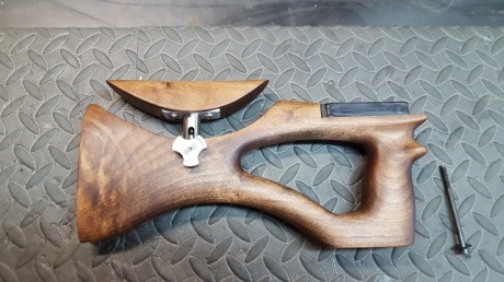 Vendo culatin ambidextro de madera con carrillera ajustable en altura. El acabado es al aceite.

Precio 01