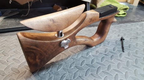Vendo culatin ambidextro de madera con carrillera ajustable en altura. El acabado es al aceite.

Precio 00