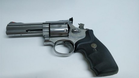 Revolver Smith & Wesson modelo 686 de  4 pulgadas  de calibre 357 magnum (y 38 especial para competición 42