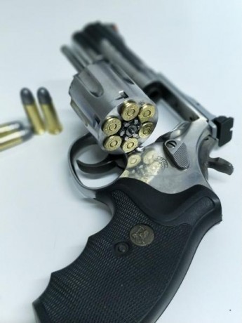 Revolver Smith & Wesson modelo 686 de  4 pulgadas  de calibre 357 magnum (y 38 especial para competición 41