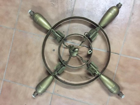 Se vende lampara totalmente artesanal, realizada con granadas de mortero de 60 mm. 70€, envío a parte. 01