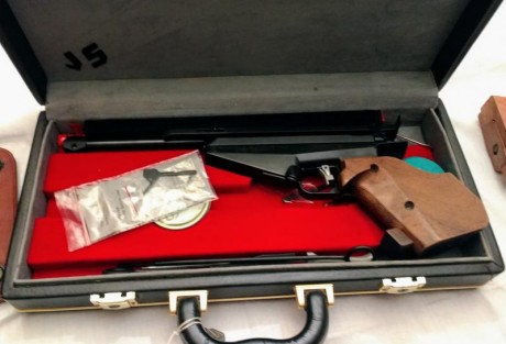 Se vende Feinkwerbau modelo 90, calibre 4.5, tiene maletín. Se pueden ver y probar en Lugo.
200 euros 02