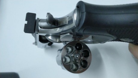 Revolver Smith & Wesson modelo 686 de  4 pulgadas  de calibre 357 magnum (y 38 especial para competición 51