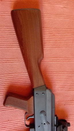 Ésta no quería venderla, pero hay que hacer caja.
Es una copia del AK-47 en 22lr, seguramente la copia 112