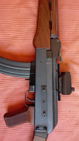 Ésta no quería venderla, pero hay que hacer caja.
Es una copia del AK-47 en 22lr, seguramente la copia 110
