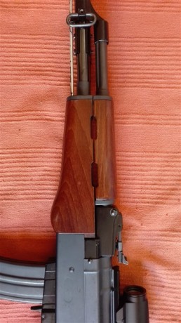 Ésta no quería venderla, pero hay que hacer caja.
Es una copia del AK-47 en 22lr, seguramente la copia 120