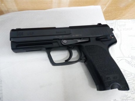 Hola a todos. Vendo HK USP STANDARD cal. 9mm. La pistola es la que tenía de servicio, comprada por mi. 02