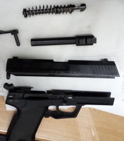 Hola a todos. Vendo HK USP STANDARD cal. 9mm. La pistola es la que tenía de servicio, comprada por mi. 01