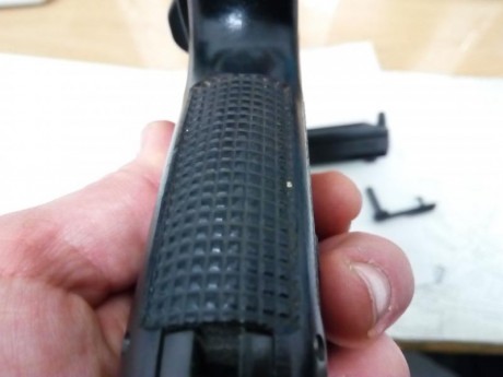 Hola a todos. Vendo HK USP STANDARD cal. 9mm. La pistola es la que tenía de servicio, comprada por mi. 10