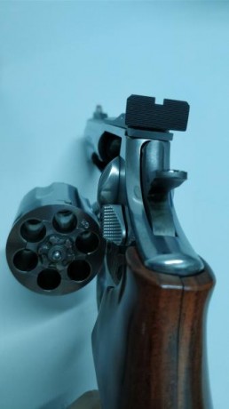 Revolver Smith & Wesson modelo 686 de  4 pulgadas  de calibre 357 magnum (y 38 especial para competición 80