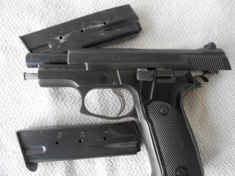 PISTOLA EN MUY BUEN ESTADO.
DOS CARGADORES. POCOS DISPAROS.
LICENCIA GUIADA TIPO A. 
150 EUROS, PORTES 00