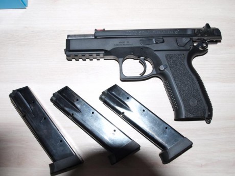 Hola, vendo CZ SP 01 PHAMTOM de 9 m/m, hace tiempo que la tengo en la caja fuerte y creo que alguien la 00