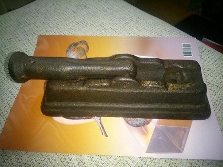 Hola. Vendo cañón con plataforma de base maciza de hierro fundido cuya finalidad no tengo ni idea. El 02