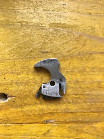 Salud compañeros.

Busco un martillo para un revólver eibarrés (sin marca comercial, tan solo serial y 02