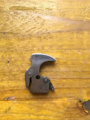 Salud compañeros.

Busco un martillo para un revólver eibarrés (sin marca comercial, tan solo serial y 01