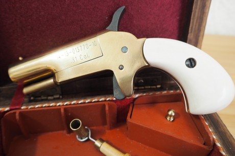 Cambio esta magnífica Derringer de avancarga con sus accesorios en caja de madera (taracea artesanal) 02