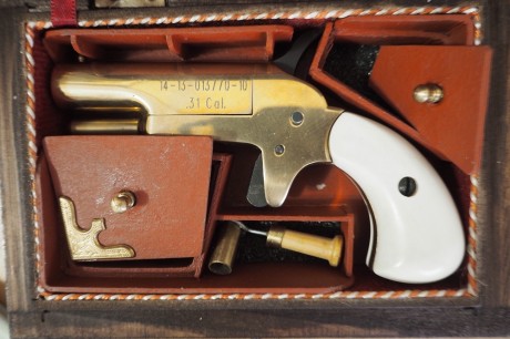 Cambio esta magnífica Derringer de avancarga con sus accesorios en caja de madera (taracea artesanal) 01