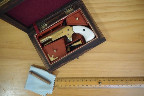 Cambio esta magnífica Derringer de avancarga con sus accesorios en caja de madera (taracea artesanal) 11