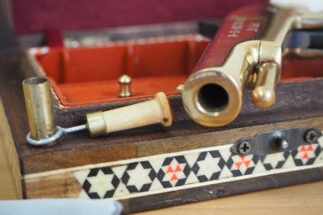 Cambio esta magnífica Derringer de avancarga con sus accesorios en caja de madera (taracea artesanal) 10