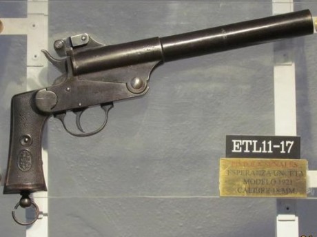 Hola
pongo aqui unas cachas de revolveres Lefaucheaux y dos para la pistola de señales Astra modelo 500 30