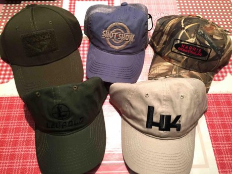 Vendidas Colecciones de cinco gorras de fabricas de armas. Nuevas a estrenar. Tipo Baseball.
Dos variantes 01