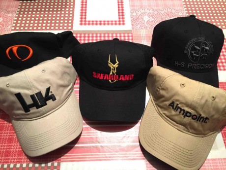 Vendidas Colecciones de cinco gorras de fabricas de armas. Nuevas a estrenar. Tipo Baseball.
Dos variantes 00
