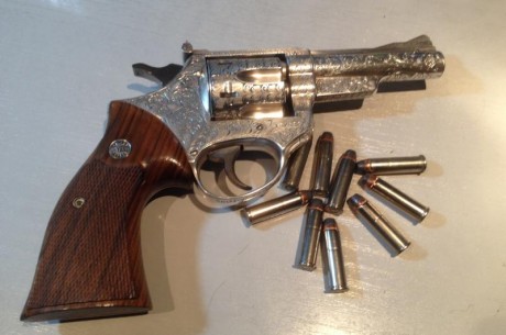 Hola, tengo este revolver, Astra Unceta 357 Magnum esta grabado y bañado en plata, alguien tiene alguno 00