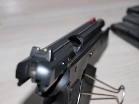 vendo CZ SP 01 PHAMTOM de 9 m/m, hace tiempo que la tengo en la caja fuerte y creo que alguien la podría 00
