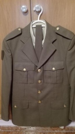 Se vende traje militar de gala Ejército Tierra año 2007 gran calidad , perfecto estado (los actuales más 10