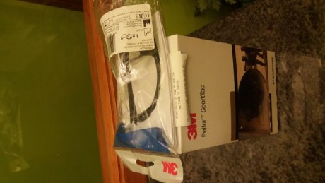 Hola. Cambio este pack de cascos Peltor electrónicos y gafas de tiro. Están sin abrir. Son regalo de reyes 00