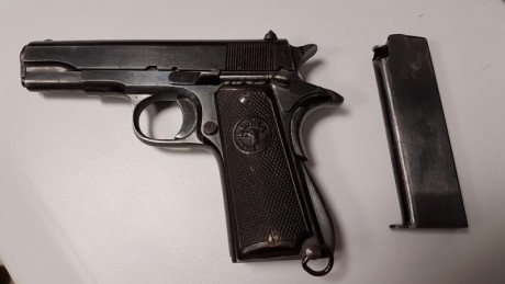 Un amigo vende su pistola LLAMA del 9 corto guiada en A. La pistola viene con 1 cargador de 8 cartuchos 10
