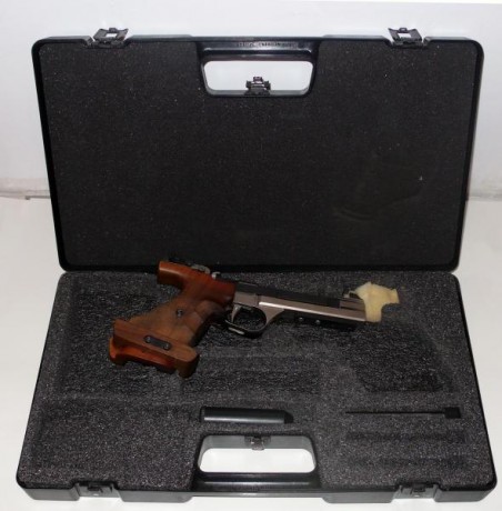 Se vende feinwerkbau AW93 cal 22lr, el arma funciona perfectamente, viene con el maletín original, dos 00