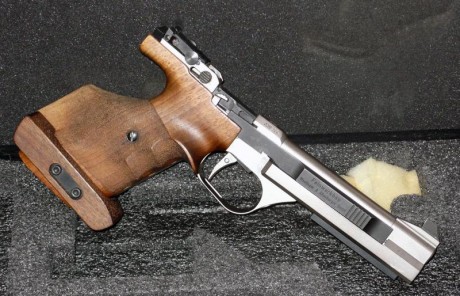 Se vende feinwerkbau AW93 cal 22lr, el arma funciona perfectamente, viene con el maletín original, dos 10