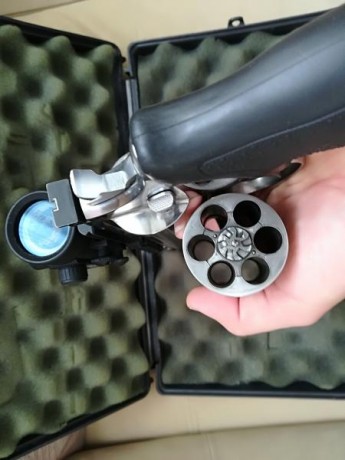 Se vende revolver Taurus calibre 44 Remington Magnum. Es el del 8 y 3/4 pulgadas. Muy pocos tiros, en 01