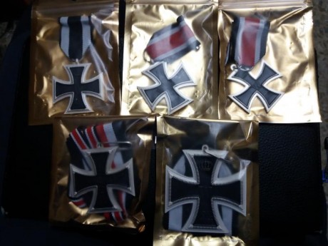 Vendo este lote cruces de hierro por 65€ gastos incluidos 
Son reproducciones son 2 de cuello y 3 de pecho 02