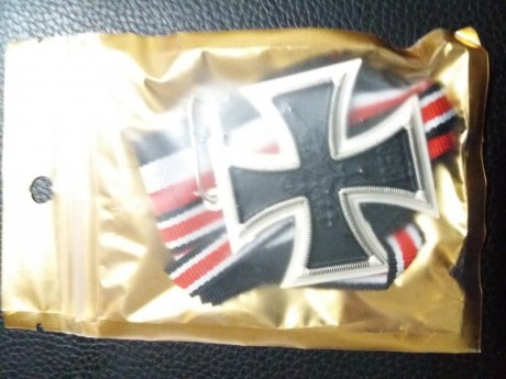 Vendo este lote cruces de hierro por 65€ gastos incluidos 
Son reproducciones son 2 de cuello y 3 de pecho 01