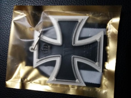 Vendo este lote cruces de hierro por 65€ gastos incluidos 
Son reproducciones son 2 de cuello y 3 de pecho 00