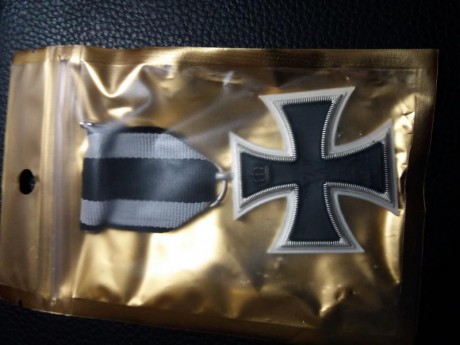 Vendo este lote cruces de hierro por 65€ gastos incluidos 
Son reproducciones son 2 de cuello y 3 de pecho 12