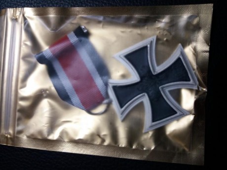 Vendo este lote cruces de hierro por 65€ gastos incluidos 
Son reproducciones son 2 de cuello y 3 de pecho 11