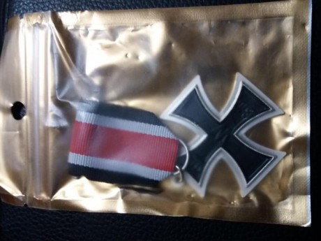 Vendo este lote cruces de hierro por 65€ gastos incluidos 
Son reproducciones son 2 de cuello y 3 de pecho 10