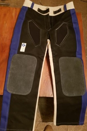 Vendo conjunto de tiro compuesto por:

Carabina Anschutz air 2002 
 ( Juntas recien cambiadas)  

Posibilidad 21