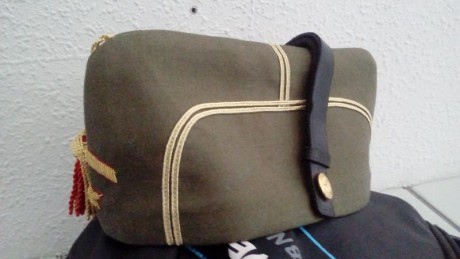 Vendo lote de tres gorros militares.
Gorro de borla actual usado por algunos regimientos de intendencia, 01