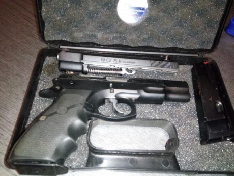 Vendo CZ 75 B con kit de conversión a 22, cachas de goma y alza micrómetrica. 1 cargador del 22 y 2 cargadores 00