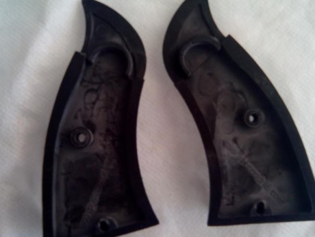 Tengo unas cachas anatomicas originales del revolver Llama Olimpico son de diestro y yo zurdo, por eso 11