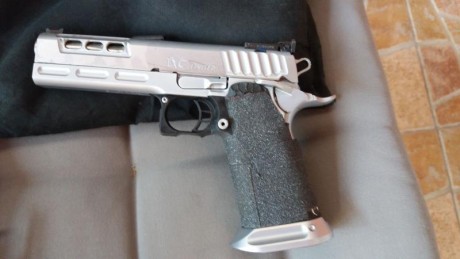 Buenas tardes, vendo:
1.-  sti dvc limited .40, con cañón nuevo a estrenar. Precio: 2700 €.
2.-  tanfoglio 02