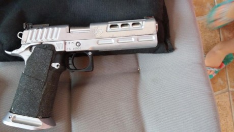 Buenas tardes, vendo:
1.-  sti dvc limited .40, con cañón nuevo a estrenar. Precio: 2700 €.
2.-  tanfoglio 01