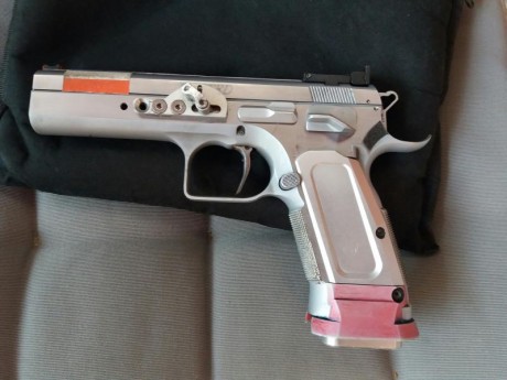 Buenas tardes, vendo:
1.-  sti dvc limited .40, con cañón nuevo a estrenar. Precio: 2700 €.
2.-  tanfoglio 00