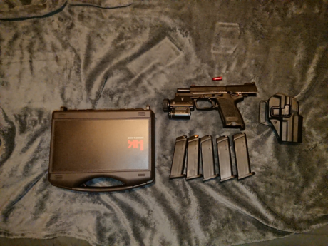 pistola con 5 cargadores ,cambio alza y punto de mira ,funda y un lasar ,total más 900 euros,quiero vender 00