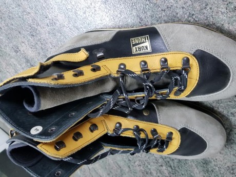 Vendo botas kurt thune talla 44 con muy poco uso, aun tiene las letras de las plantillas. 

Nuevas cuestan 01