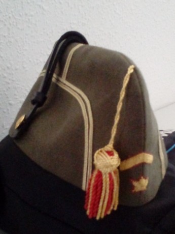 Vendo lote de tres gorros militares.
Gorro de borla actual usado por algunos regimientos de intendencia, 00